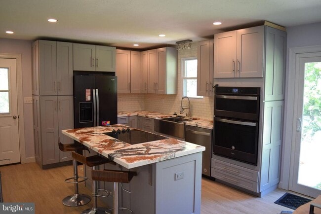 Building Photo - 999 Sunnyside Rd