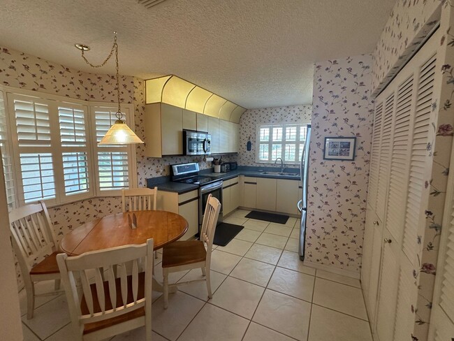 Building Photo - Furnished 2 Bedroom 2 Bath Condo in Grove ...