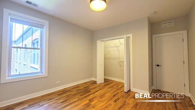 Building Photo - 654 W Wrightwood Ave