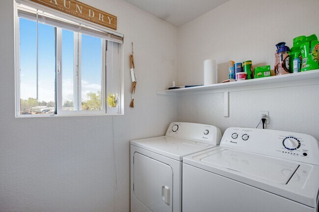 Building Photo - 3 bedroom, 1.5 Bath Townhome, Available Early June!