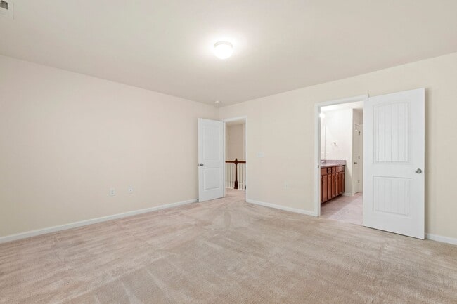 Building Photo - Elegant Townhome Near Southpoint Mall!