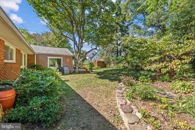 Building Photo - 5929 Avon Dr