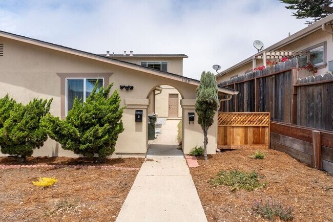 Building Photo - Newly Remodeled 2 bedroom 1 bathroom Seaside Apartment!