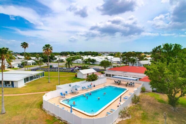 Building Photo - 2 BR, 2 BA Home in the Mainlands on the 18...