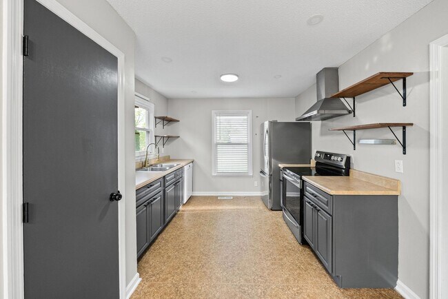 Building Photo - 3 Bedroom 1 1/2 Bath Renovated Home For Rent!