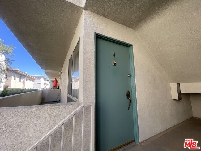 Building Photo - 5330 Zelzah Ave