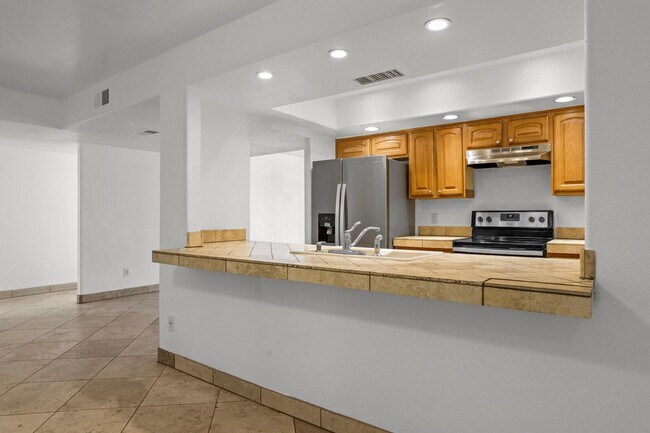 Building Photo - Prime ASU Location 5BR Home with Pool & Garage