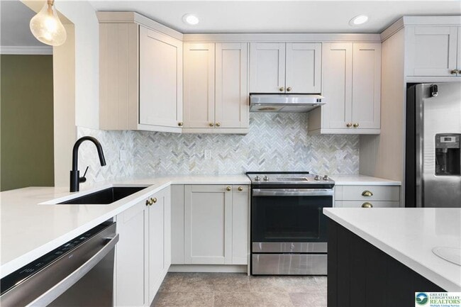 Building Photo - 1885 Redwood Dr