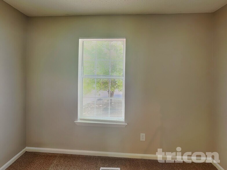 Building Photo - 11136 White Stag Dr