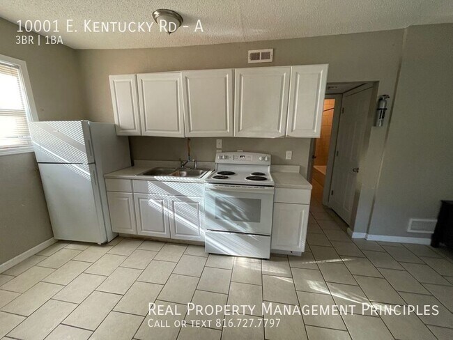 Building Photo - Spacious, Single-Level Townhouse Stunner!