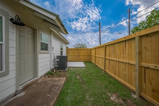 Building Photo - 1750 Lynn Ln