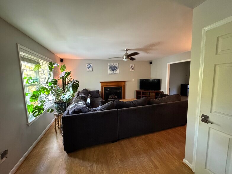 Building Photo - 104 Hamlin Dr