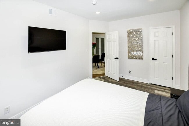 Building Photo - 554 Newcomb St SE