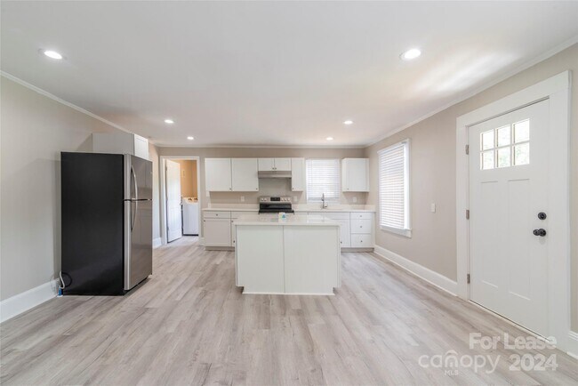 Building Photo - 2336 Barry St