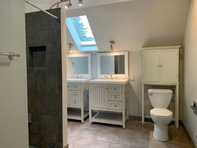 Building Photo - O1100-1106