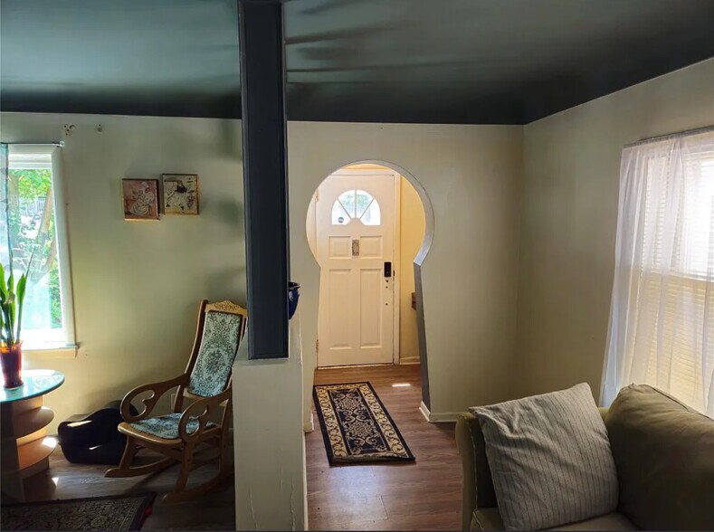 Building Photo - 508 E 9th St