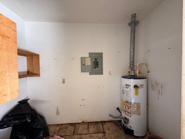 Building Photo - 102 Hickory Hill Dr