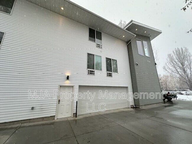 Building Photo - 498 East Fort Union Blvd