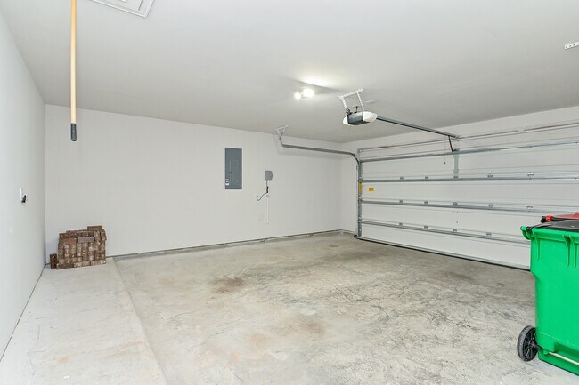 Building Photo - 12830 Spiegel St