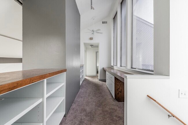 Building Photo - 1022 Forest Home Dr