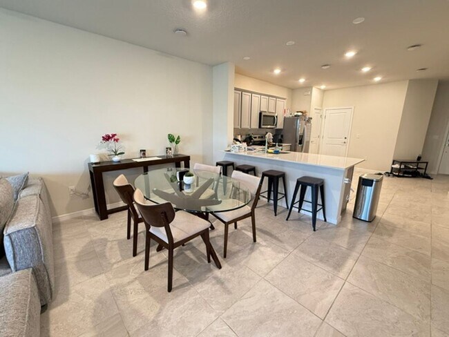 Building Photo - 3/2.5 Like new Davenport Townhome