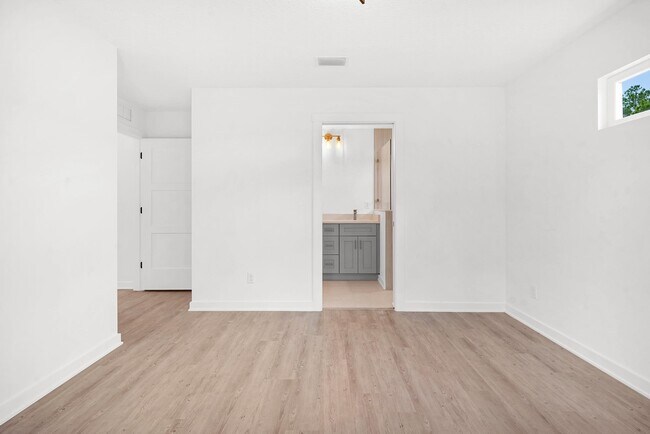 Building Photo - 964 W 9th St