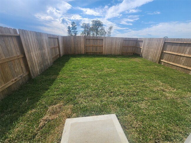 Building Photo - 906 Pertuso Ln