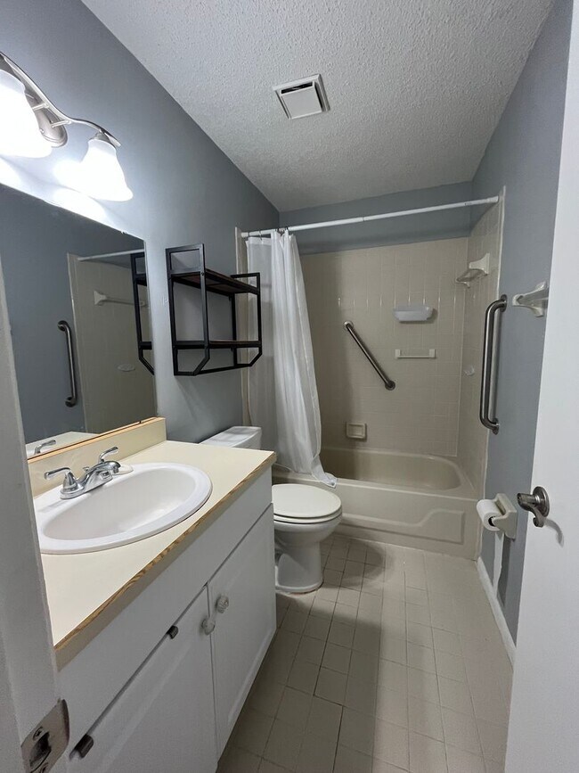 Building Photo - Kings Colony 2 / 2 bath with Florida room!