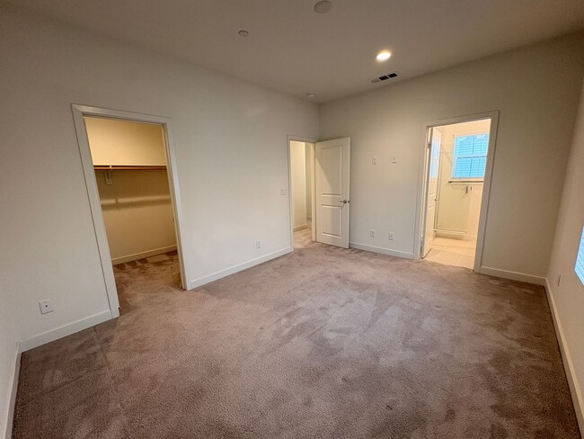 Building Photo - 2 Bed, 2.5 Bath in Anaheim!