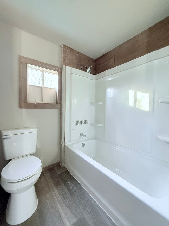 Building Photo - 114 Oak St