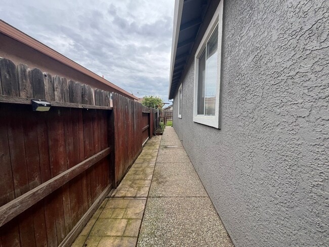 Building Photo - Beautiful 3 Bed, 2 Bath Home