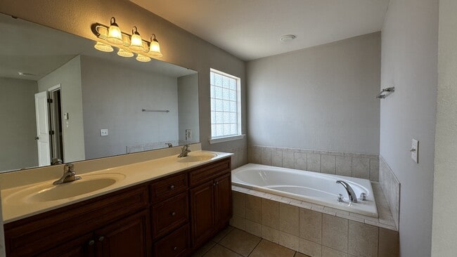 Building Photo - 1561 Crescent Hills Dr