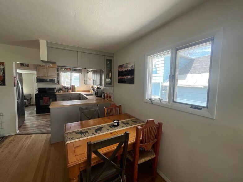 shared kitchen/dining room table - 506 S 8th St