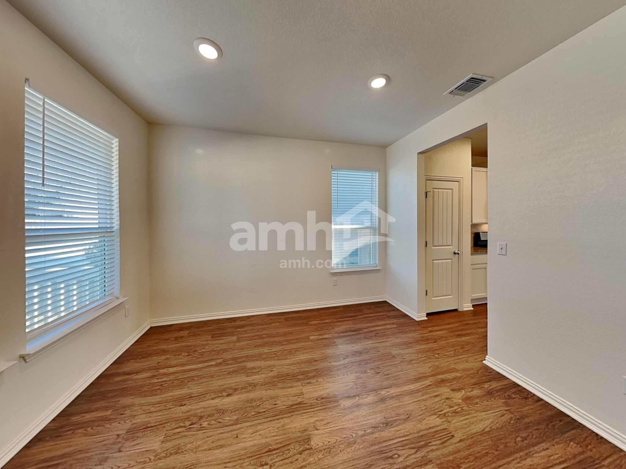 Building Photo - 421 Pebble Bend