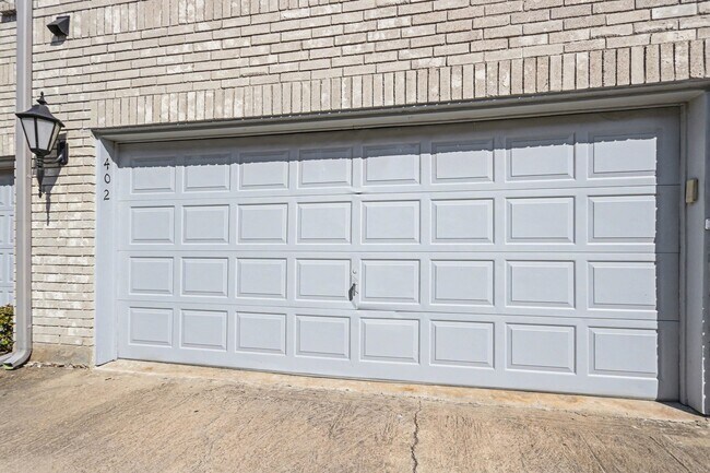 Building Photo - 600 Wilcrest Dr