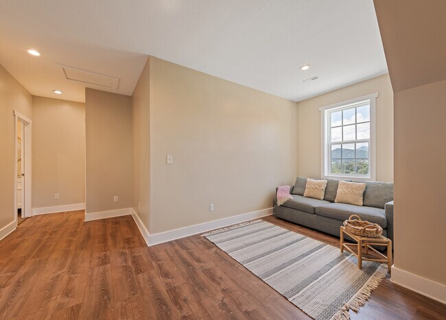 Building Photo - 179 Goldfinch Ln