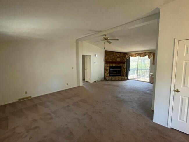 Building Photo - 2039 Vista Rd