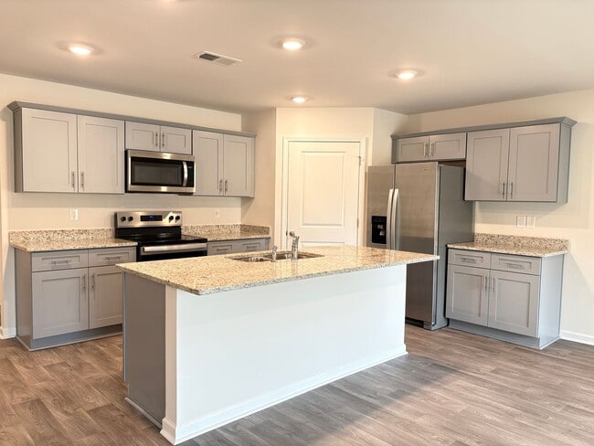 Building Photo - MOVE IN SPECIAL - 4 Bedroom, 2 Bathroom House in Trinity!