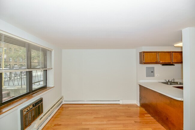 Building Photo - 665 W Wrightwood Ave