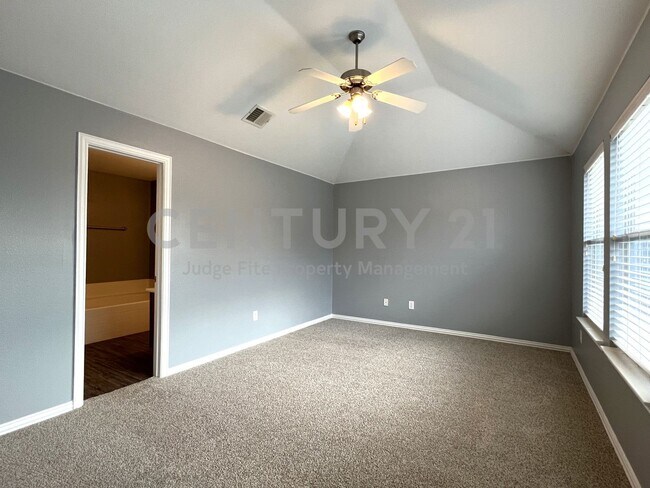 Building Photo - Well Maintained 4/2/2 Home Nestled on Corner Lot in Ft. Worth!