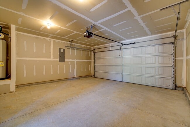Building Photo - 3 BR, 2.5 BA., 2 Car Garage in Boiling Springs, Near I-85