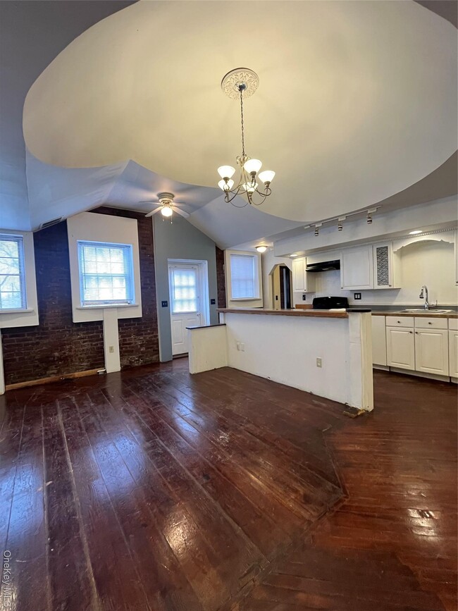 Building Photo - 22 E Main St