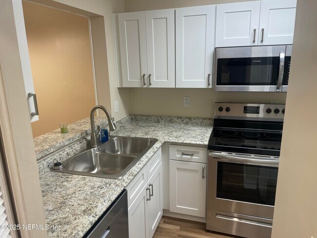 Building Photo - 85 Debarry Ave