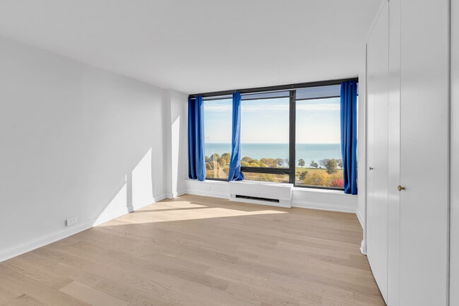 Building Photo - 5445 N Sheridan Rd