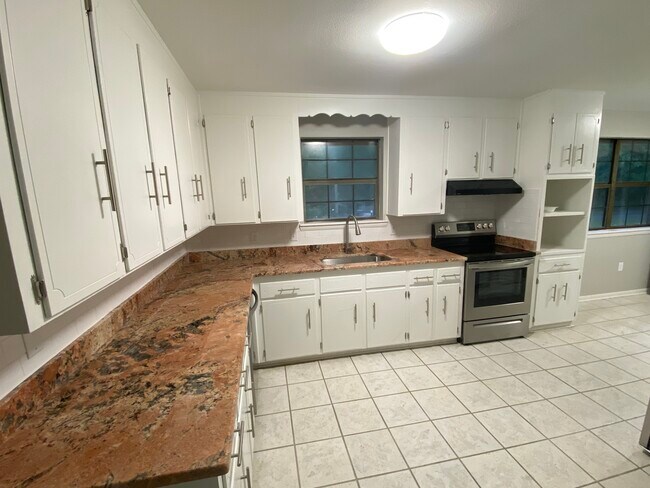 Building Photo - 20007 Oakdale Ln