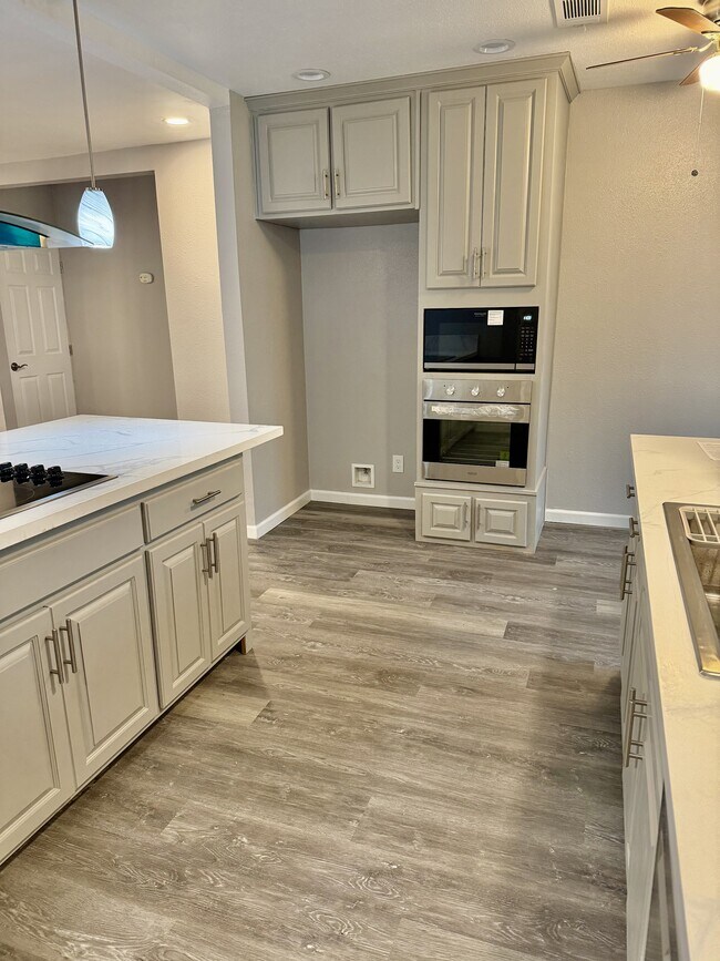 Building Photo - 972 S Hope Ave