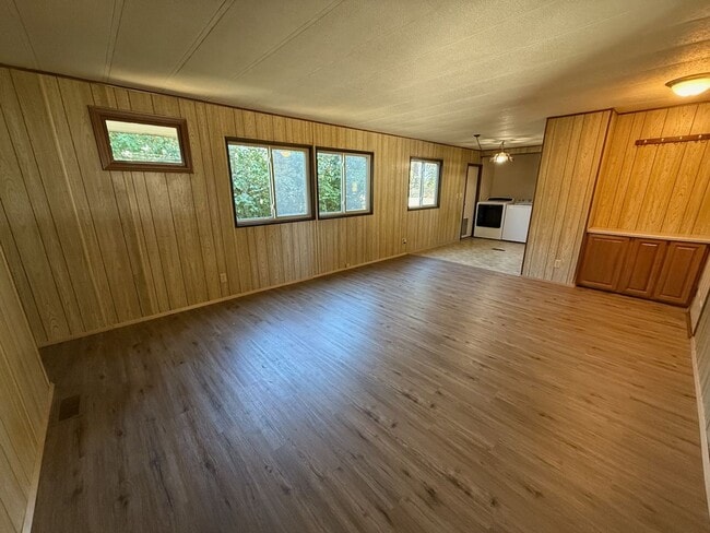 Building Photo - Affordable & Ideally Located 2 Bed 2 Bath ...