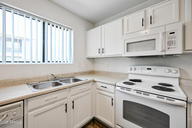 Building Photo - 5010 N 22nd Ave