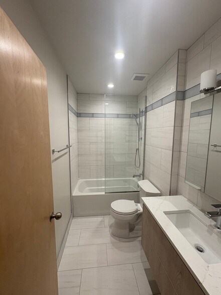 Building Photo - 4611 S Ellis Ave