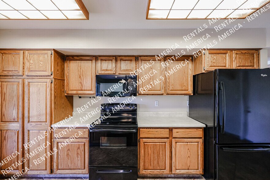 Building Photo - 2421 S Terrace Rd